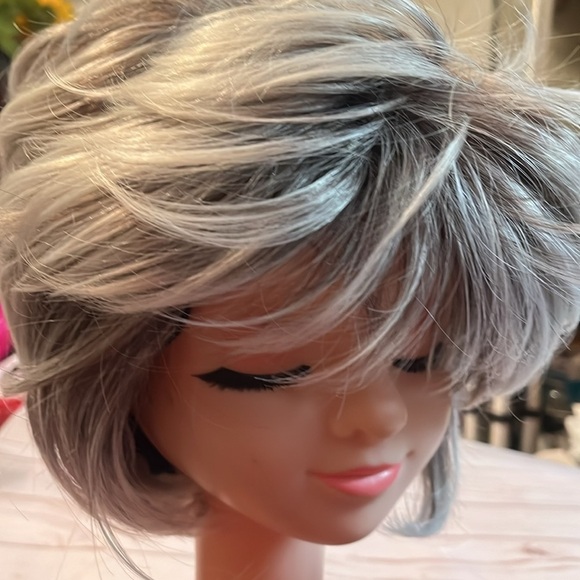 Women Synthetic Hair Short Layered Curly with Bangs Silver Grey Wig None Lace - Picture 3 of 11